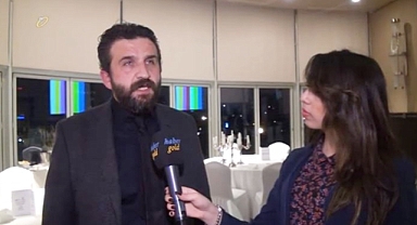 Burak Yakin parle lors d'un dîner au Conseil des bijoux de la Chambre de commerce à Istanbul
